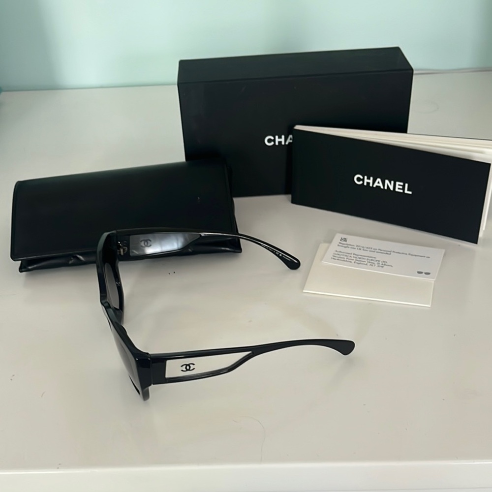 Discontinued CHANEL Elegant Black sunglasses polarized